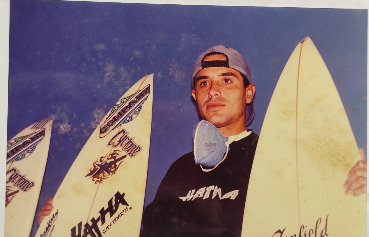 Rubens Canfield com as pranchas que shapeava nos anos 90